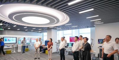 农工党中央副主席兼秘书长邓蓉玲一行莅临福豆钱包官网医疗机械人钻研院调研领导